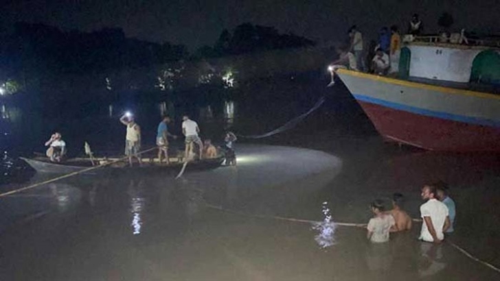 আবারও বাল্কহেডের ধাক্কায় ট্রলারডুবি