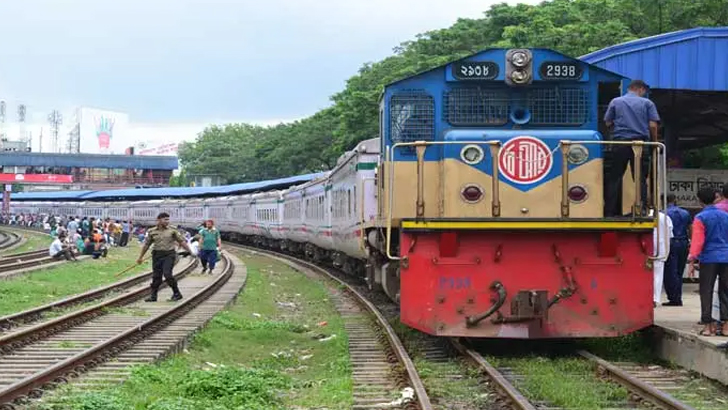 ঈদযাত্রা: দ্বিতীয় দিনে ট্রেনের টিকিট বিক্রি শুরু