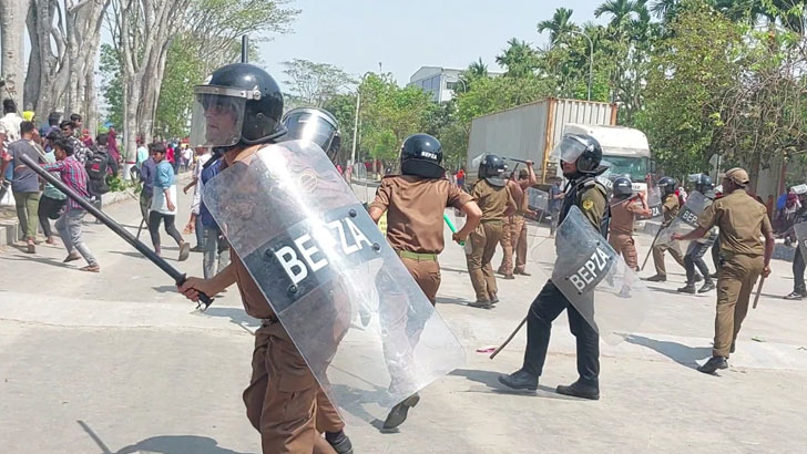 পুলিশের সঙ্গে সংঘর্ষ, লাঠিচার্জ টিয়ারশেল নিক্ষেপ