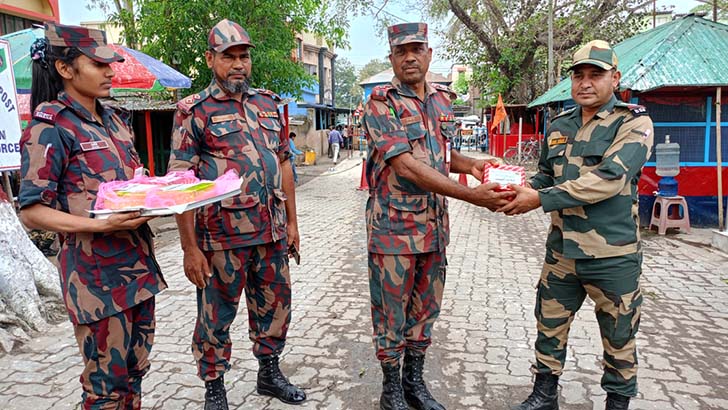 হিলিতে বিএসএফকে মিষ্টি দিয়ে শুভেচ্ছা