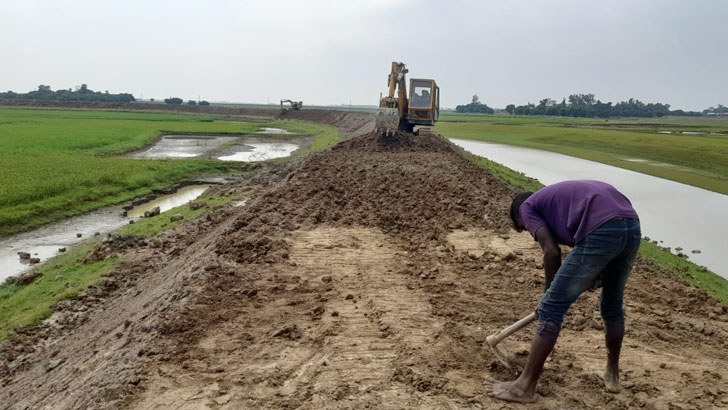 হাওড়ে দায়সারা বেড়িবাঁধ, কৃষকরা দুশ্চিন্তায়