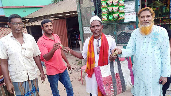 ৩০ বছর ধরে বিনা টাকায় রোজাদারদের যে সেবা দিচ্ছেন মাহতাব