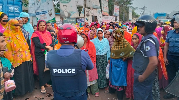 গাজীপুরে বকেয়া বেতনের দাবিতে শ্রমিকদের বিক্ষোভ