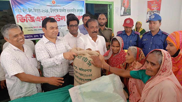 ভিজিএফের চাল ওজনে কম দেওয়া ঠেকাতে যা করলেন ইউএনও