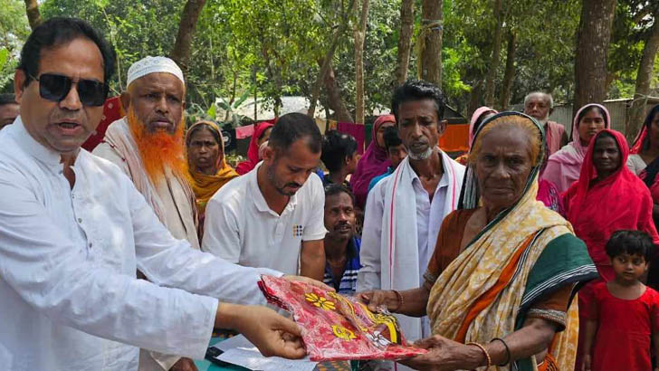 গাজীপুরে বেদেপল্লীতে কাউন্সিলরের ঈদবস্ত্র বিতরণ