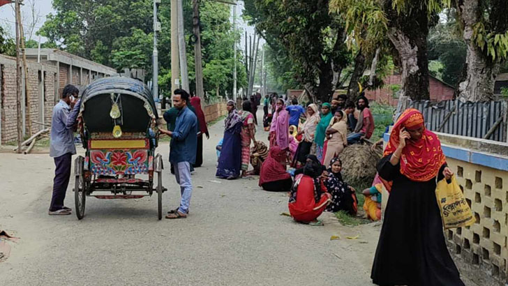 জাকাতের টাকা নিতে গিয়ে পদদলিত হয়ে নারীর মৃত্যু