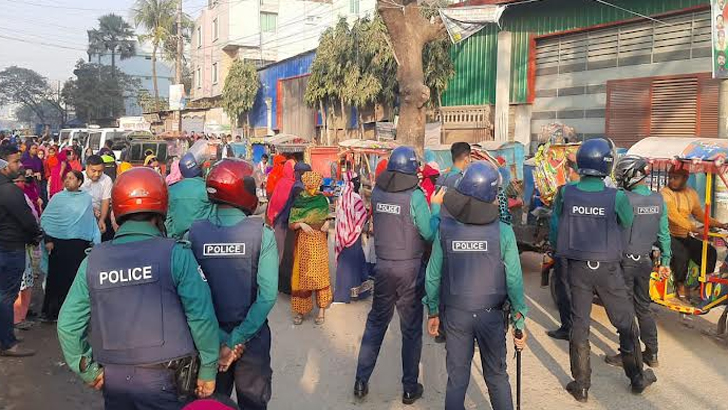 কোনাবাড়ীতে বেতন বোনাসের দাবিতে শ্রমিক বিক্ষোভ