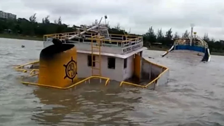 রূপসা নদীতে সার বোঝাই কার্গো জাহাজ ডুবি, দুইজন নিখোঁজ