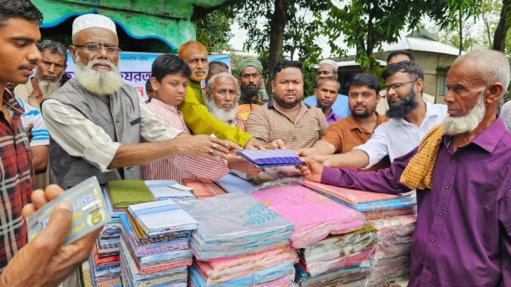 বিশ্বম্ভরপুরে ৫ হাজার দুস্থ নারী-পুরুষ পেল ঈদ সামগ্রী 