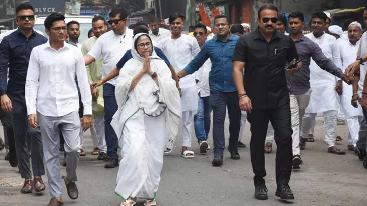 ঈদের জামাতে মোদি সরকারের বিরুদ্ধে গুরুতর অভিযোগ আনলেন মমতা