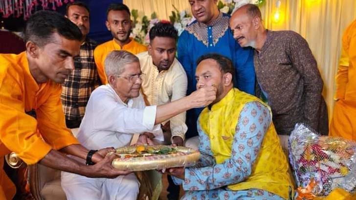 গায়ে হলুদ দিয়ে আশীর্বাদ করলেন মির্জা ফখরুল