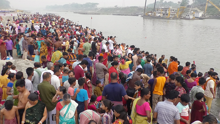 অষ্টমী স্নানে ময়মনসিংহের ব্রহ্মপুত্র নদে লাখো পুণ্যার্থীর ঢল