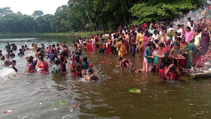 অষ্টমী স্নানে দেশজুড়ে পুণ্যার্থীর ঢল, প্রাণ গেল তিনজনের