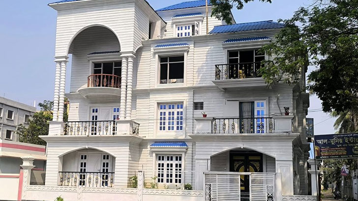 বিলাসবহুল বাড়ি হলফনামায় তথ্য গোপন করতে বাবাকে দান