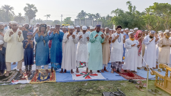 বৃষ্টির জন্য নামাজ, দুহাত তুলে চোখের পানি ঝরালেন মুসল্লিরা