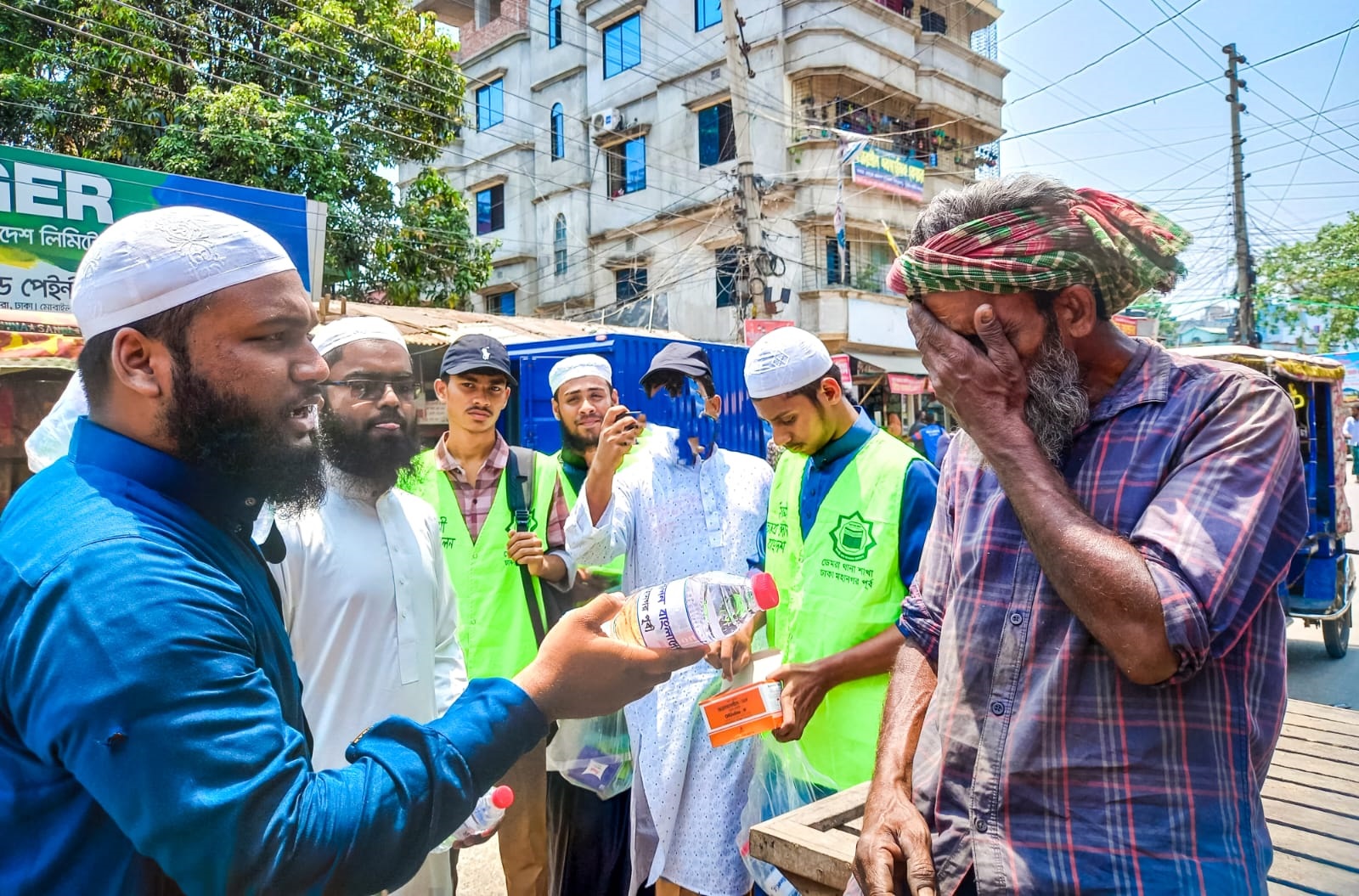 তীব্র তাপপ্রবাহে নগরে বিশুদ্ধ শীতল পানি বিতরণ