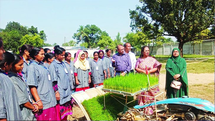 আধুনিক কৃষি যন্ত্রে কৃষি হচ্ছে আধুনিক