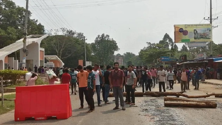 বিক্ষোভে উত্তাল চুয়েট: সড়ক অবরোধ, উপাচার্যের কার্যালয় ঘেরাও