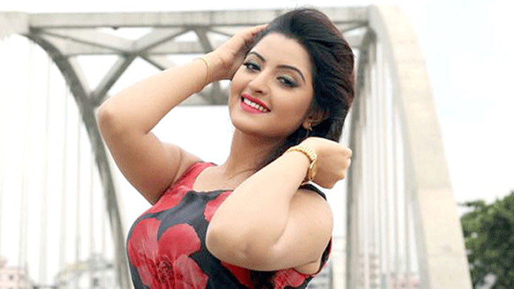 এবার কার প্রেমে পড়লেন পরীমনি?