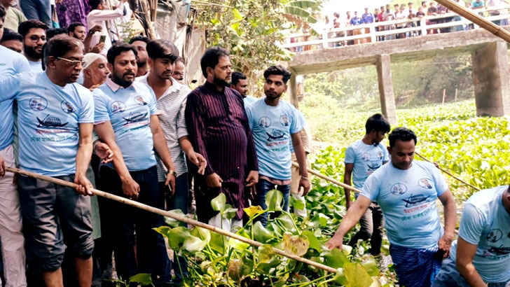 খাল পরিষ্কারে নামলেন বিএসএমএমইউর সাবেক ভিসি