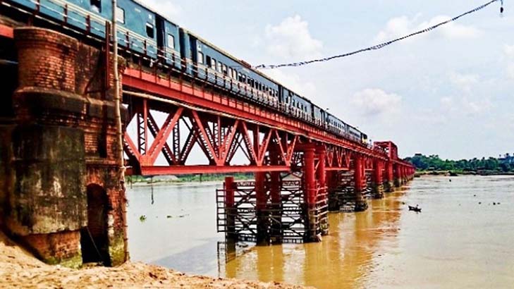 জীর্ণ রেল সেতুতে পদে পদে বিপদ