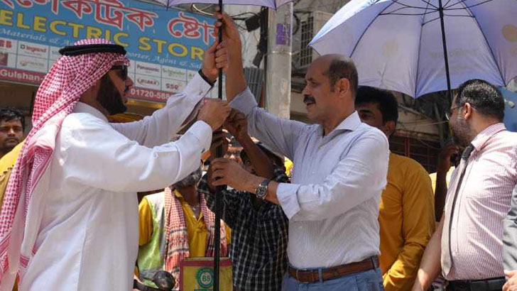 রিকশাচালকদের মাঝে ছাতা পানি স্যালাইন বিতরণ করলেন ডিএনসিসি মেয়র 