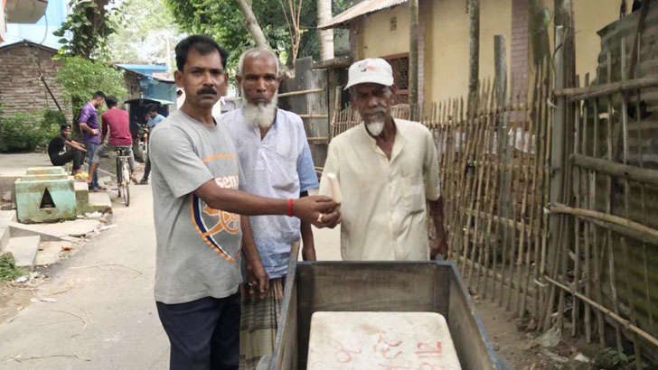 ‘বরফ, মালাই বরফ’, ৫৫ বছর ধরে হেঁকে যাচ্ছেন জমির