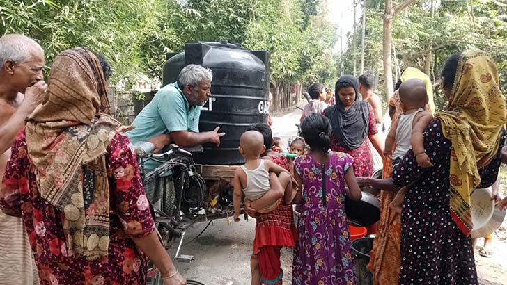 স্কুলশিক্ষক রতন এখন পানির ফেরিওয়ালা!