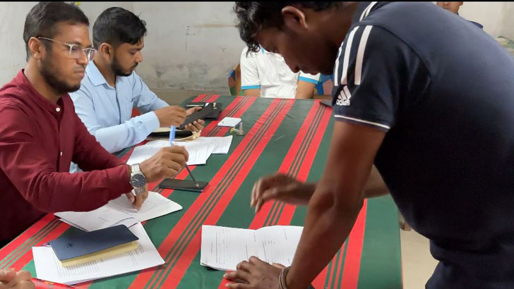 ছাত্রীনিবাসের সামনে গিয়ে যে কাণ্ড যুবকের