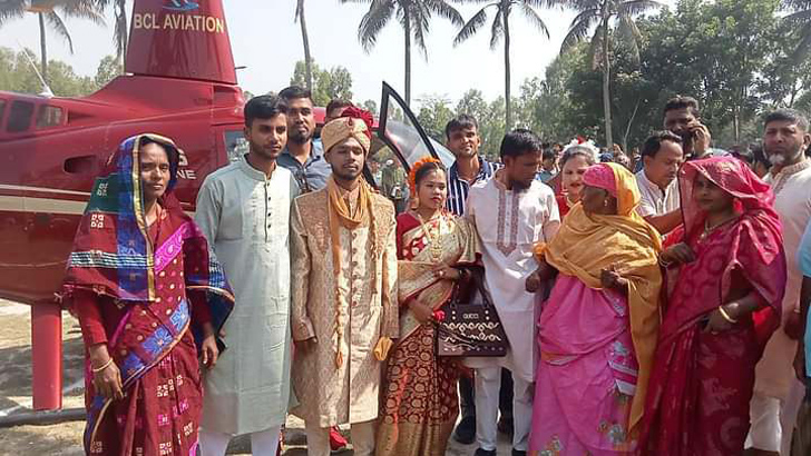 হেলিকপ্টারে বউ নিয়ে এসে তাক লাগালেন পোশাক শ্রমিক জামাই 