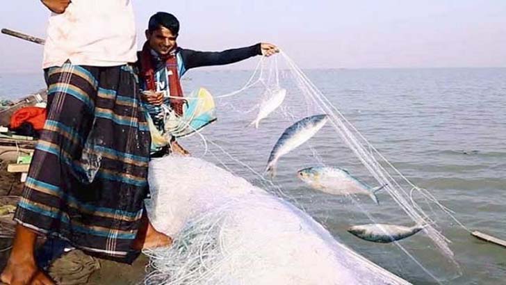 নিষেধাজ্ঞা শেষে ইলিশ শিকারে নদীতে জেলেরা