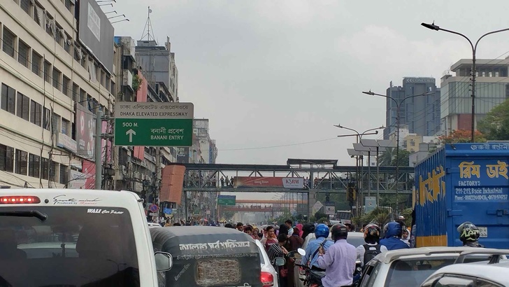 দুই ঘণ্টা পর সড়ক ছাড়লেন শ্রমিকরা