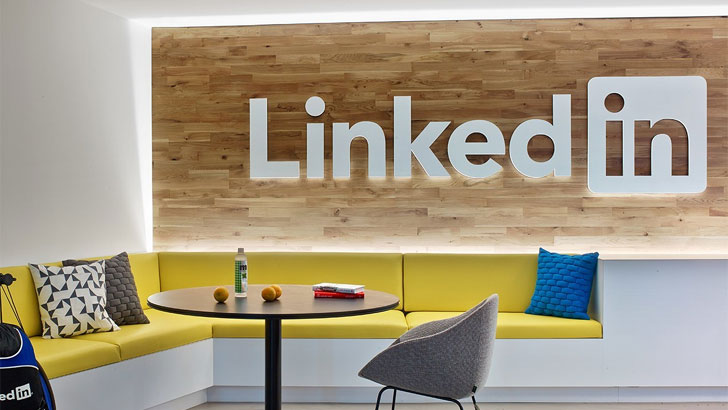 ৯০ শতাংশ রোমান্টিক বা অপ্রত্যাশিত মেসেজ পান লিঙ্কডইন ব্যবহারকারী নারী