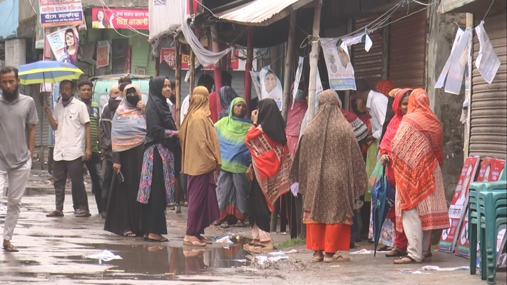 মাদারীপুরে বৃষ্টিতে ভোটার উপস্থিতি কম