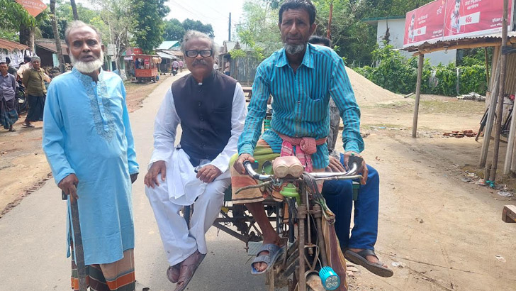 কালীগঞ্জে ভ্যানে ঘুরছেন উপজেলা চেয়ারম্যান প্রার্থী