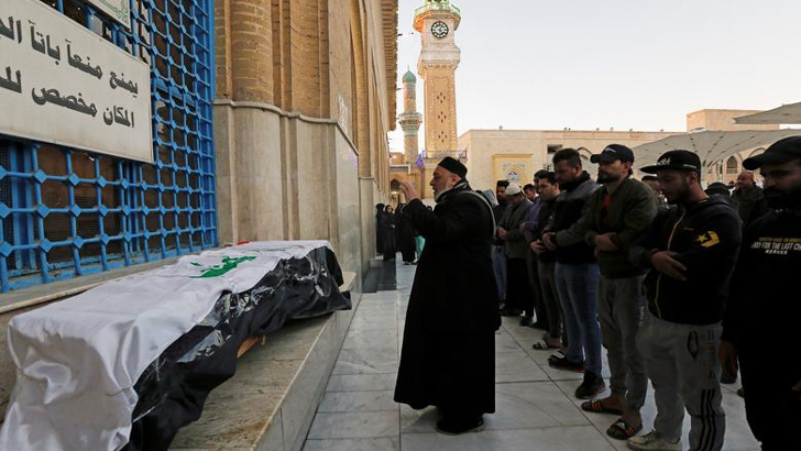 জানাজা নামাজে পায়ে জুতা রাখা যাবে?