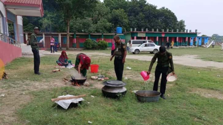 ভোটার নেই, কেন্দ্রে আনসার সদস্যদের রান্নার আয়োজন