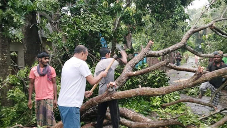 ফরিদপুরে কালবৈশাখীর তাণ্ডবে শতাধিক ঘরবাড়ি বিধ্বস্ত