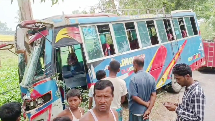 বাস নিয়ন্ত্রণ হারিয়ে ধাক্কা গাছের সঙ্গে, আহত ২৫ যাত্রী