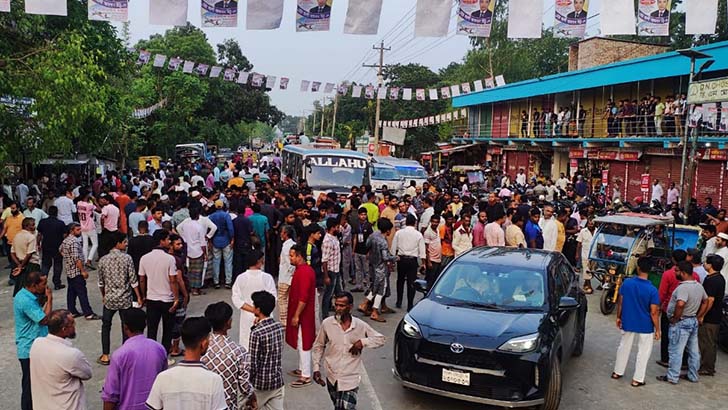 পোস্টার লাগানো নিয়ে প্রতিদ্বন্দ্বী প্রার্থীর ক্যাম্প ভাঙচুর, গুলিবর্ষণ