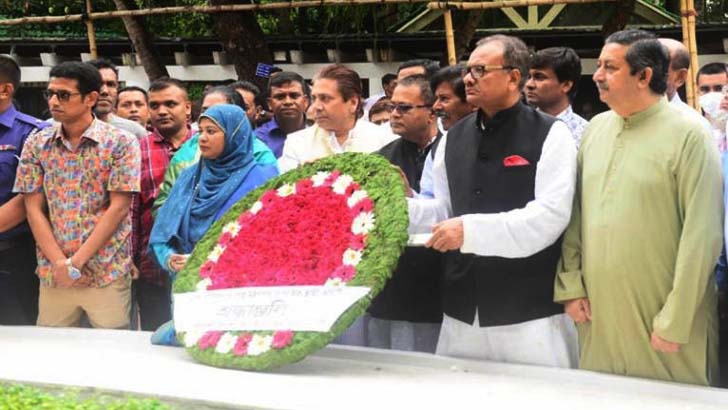 টুঙ্গিপাড়ায় বঙ্গবন্ধুর সমাধিতে সড়ক পরিবহণ ও সেতু মন্ত্রণালয় সম্পর্কিত স্থায়ী কমিটির শ্রদ্ধা