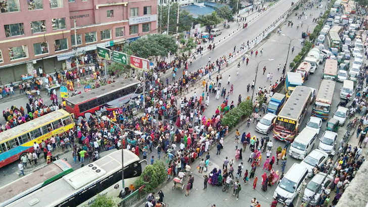 রাজধানীতে পোশাক শ্রমিকদের অবরোধ, তীব্র যানজট