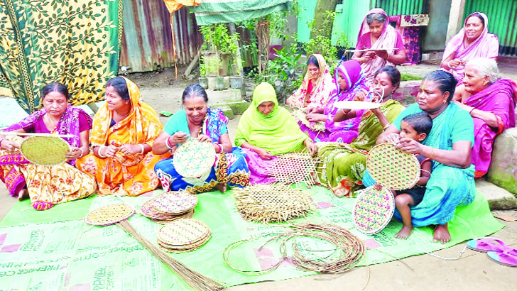 নিকলীর ‘হাতপাখা গ্রামে’ কারিগরদের ব্যস্ততা