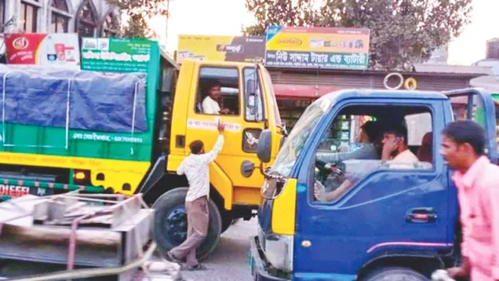 রাজধানীতে অসহনীয় দুর্ভোগে ৩৩ রুটের যাত্রীরা