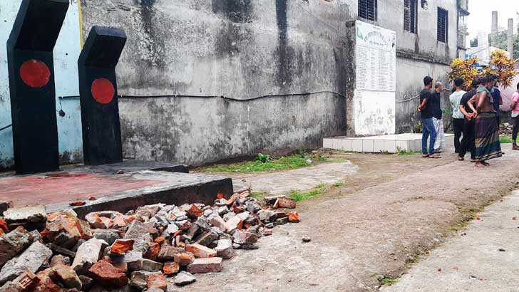 ফরিদগঞ্জে শহিদ মিনারের গেট ভাংচুর 