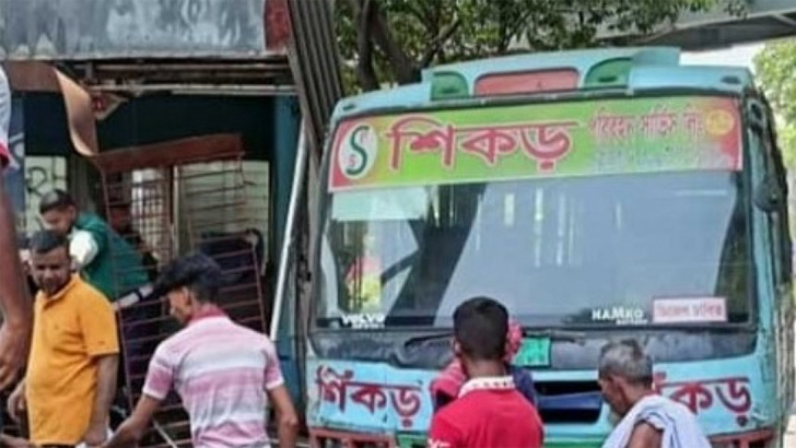 পুলিশ বক্সে ঢুকে গেল বেপরোয়া বাস, এসআই আহত