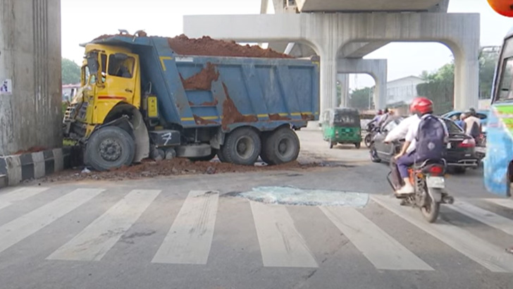 রাজধানীতে বাস-ট্রাক সংঘর্ষ, মেট্রোরেলের পিলারে ধাক্কা