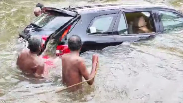 গুগল ম্যাপ দেখে পর্যটকবাহী গাড়ি পানিতে