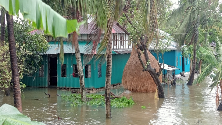 উপকূল অতিক্রম করছে ঘূর্ণিঝড় রেমাল