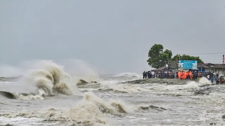 রেমালের তাণ্ডবে লণ্ডভণ্ড উপকূল